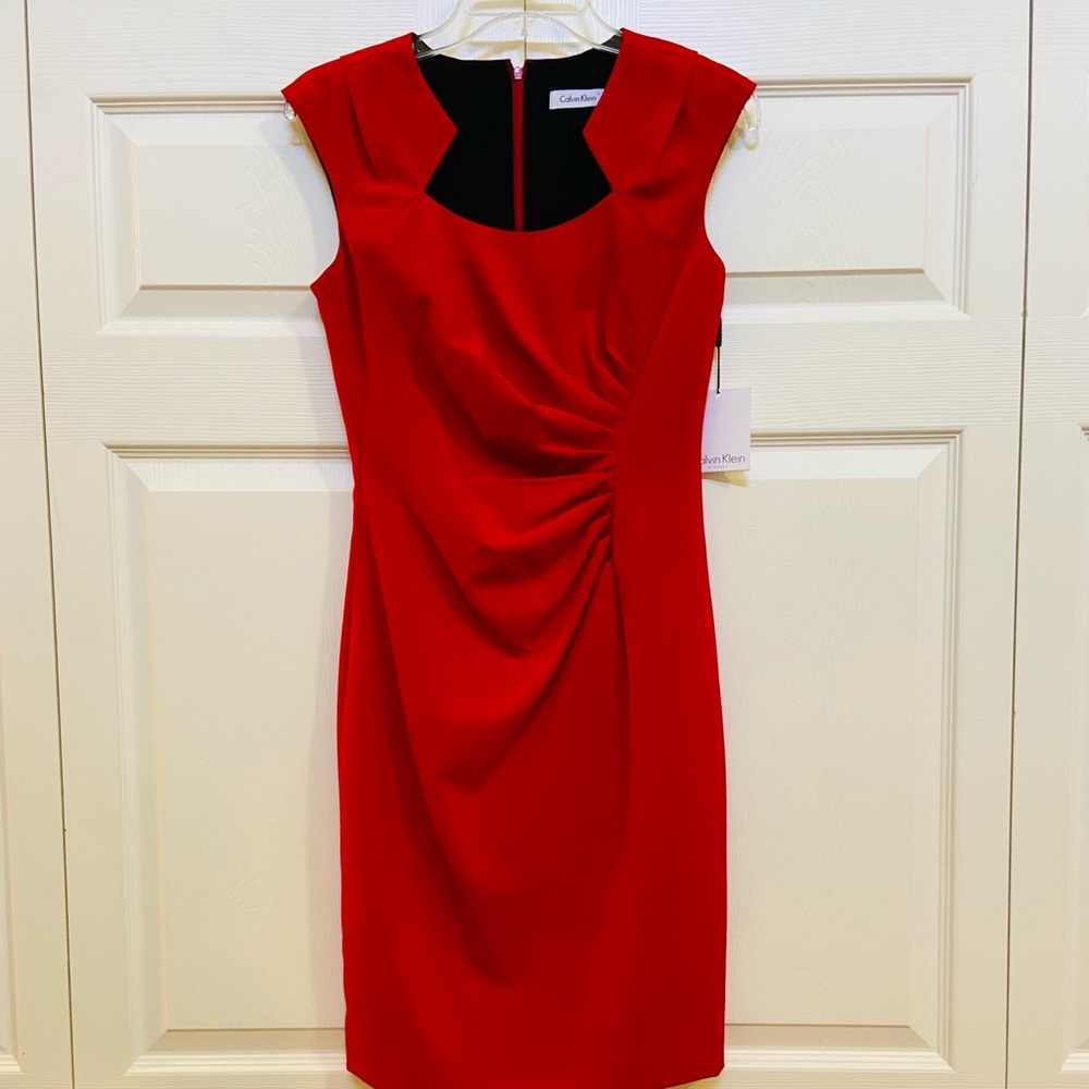 🆕NEW-CALVIN KLEIN RED DRESS IN A SIZE 2. THIS DRESS HAS A GORGEOUS NECKLINE.